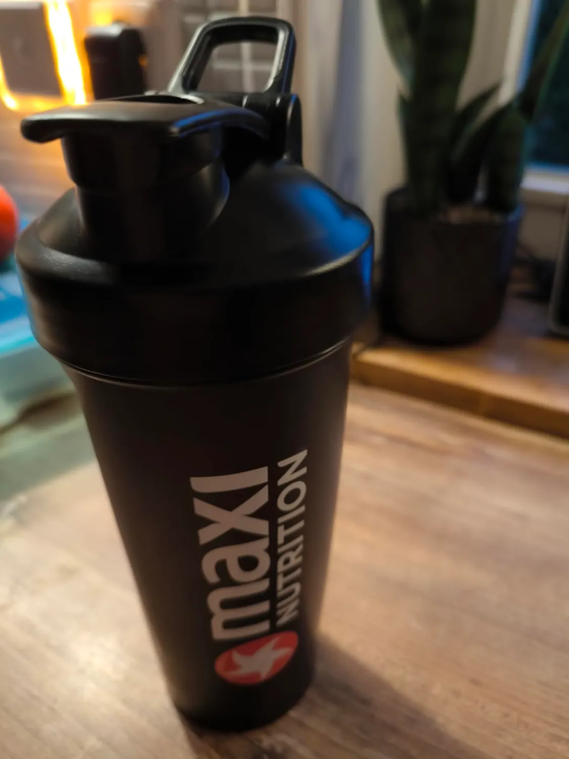 MaxiNutrition 700 ml Klick Shaker schwarz 700 ml Edelstahlkugel