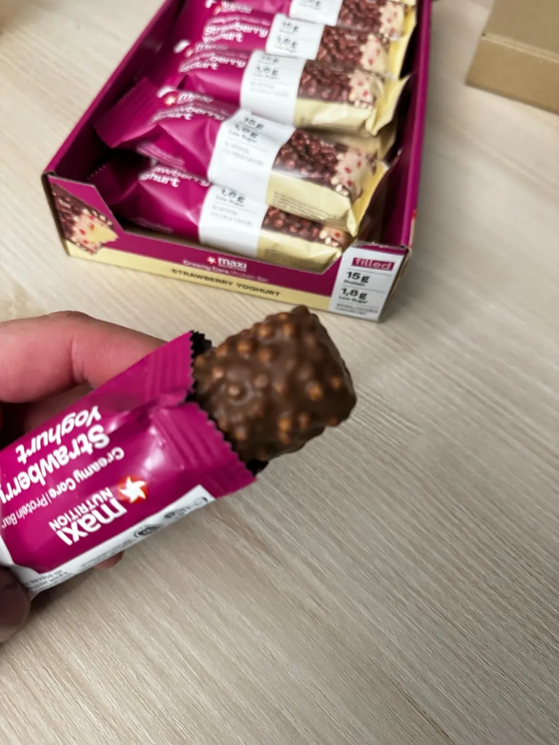 MaxiNutrition Creamy Core Bar Strawberry Yoghurt Eiweißriegel 12x45g