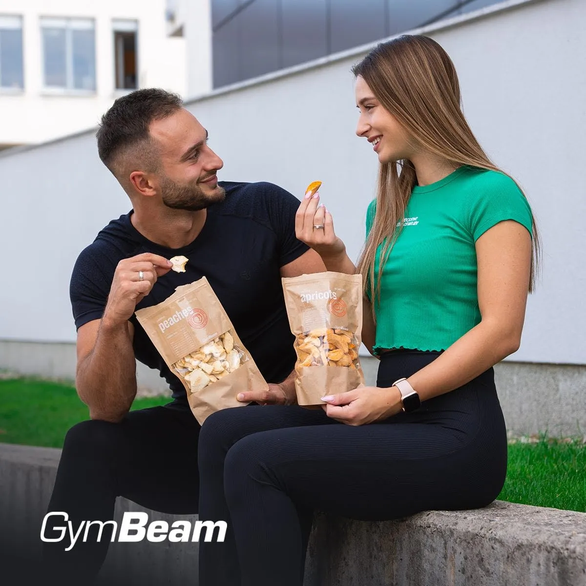 GymBeam Gefriergetrocknete Pfirsiche Snack 100 g zuckerfrei