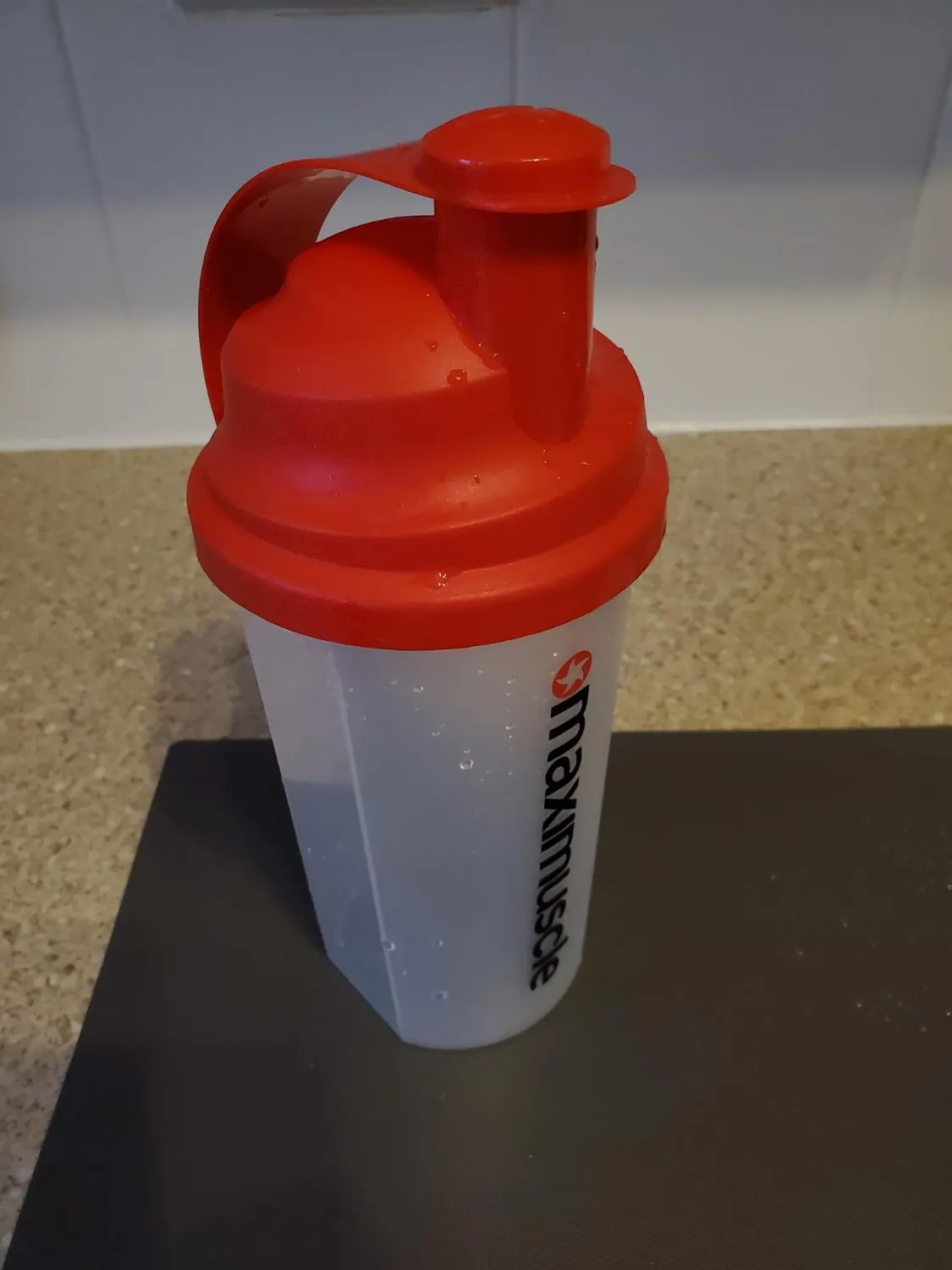 MaxiNutrition 700 ml Klick Shaker schwarz 700 ml Edelstahlkugel