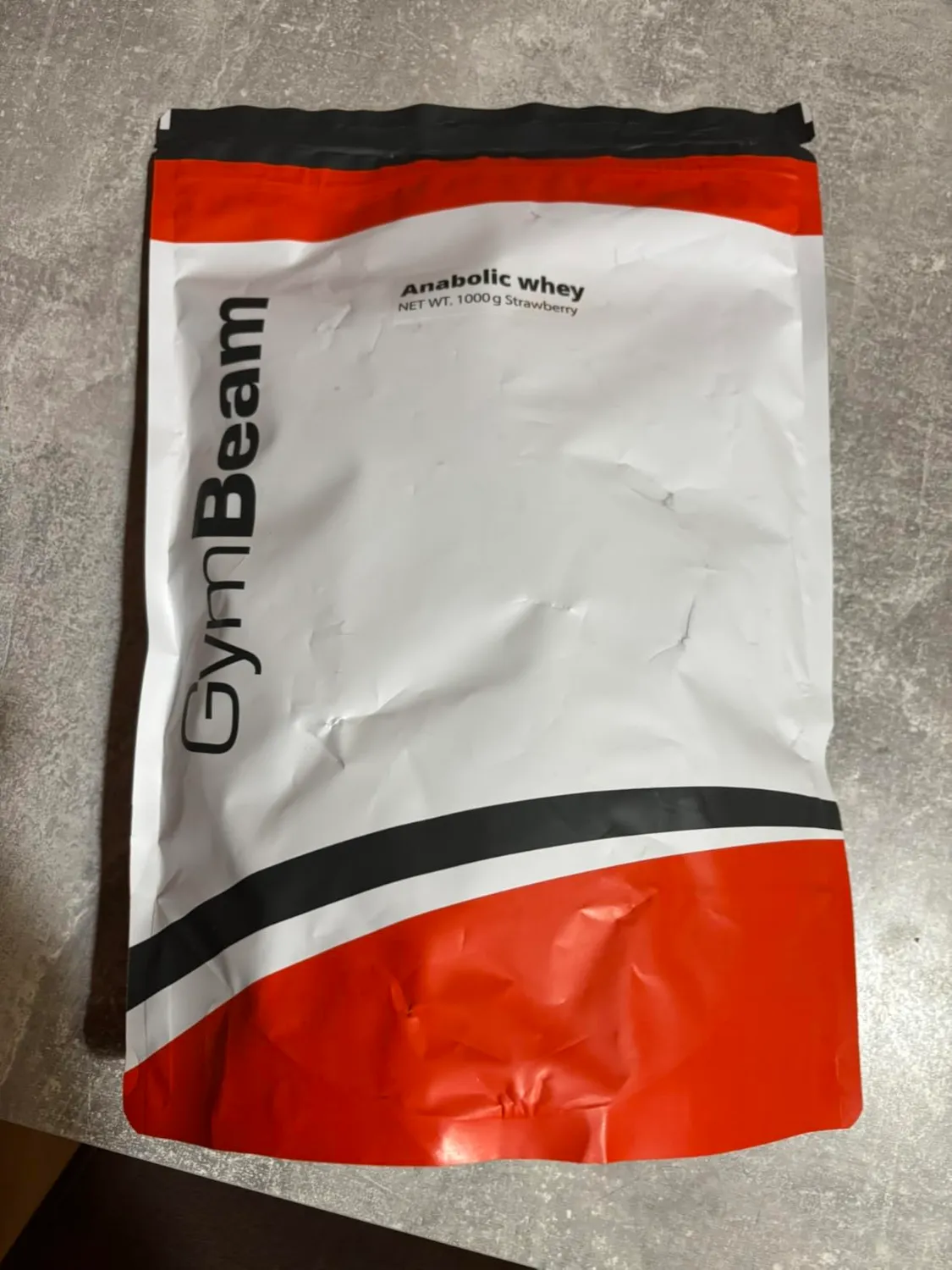 GymBeam Anabolic Whey Proteinpulver Erdbeere 1000 g 22 g Protein
