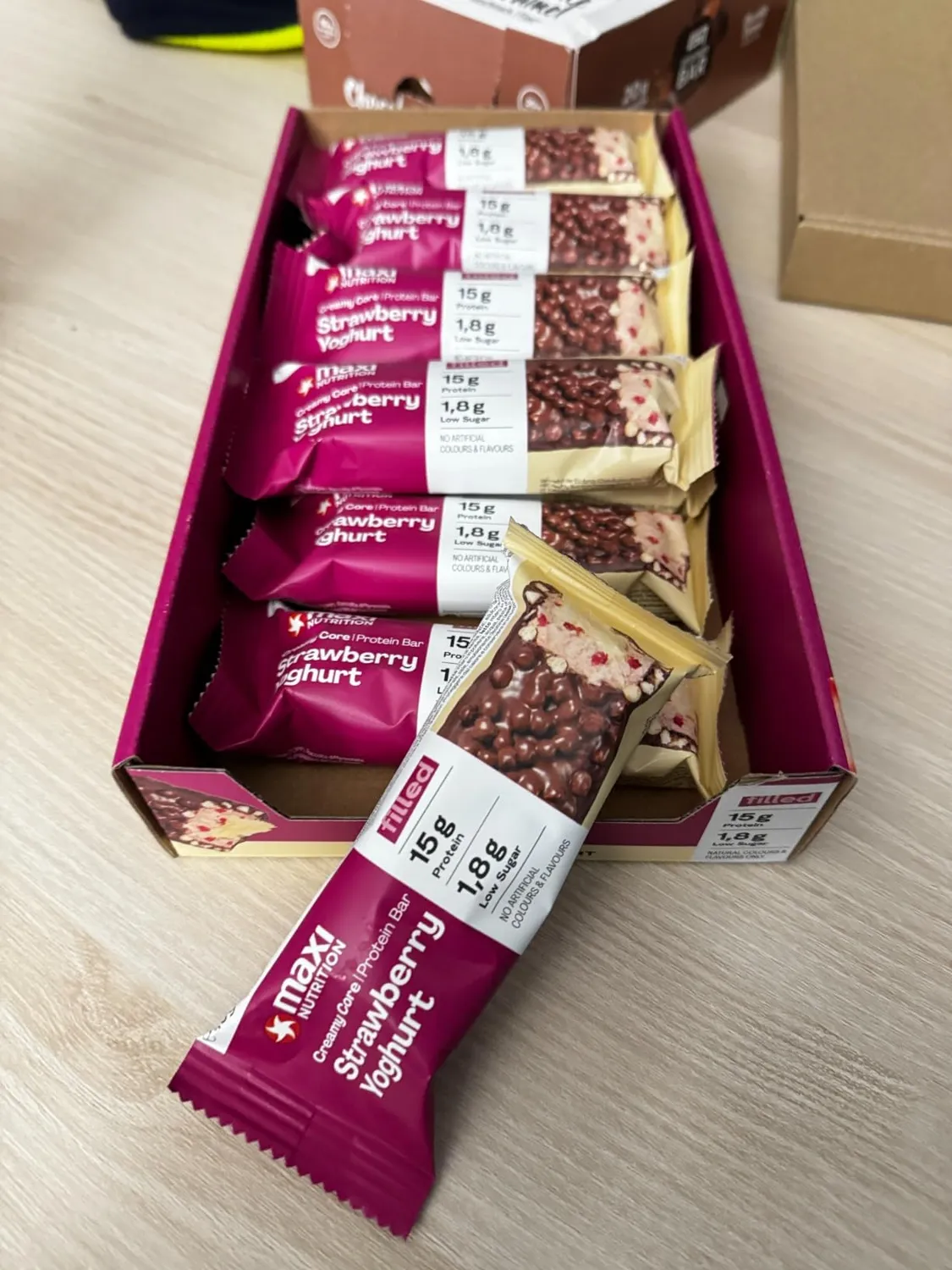 MaxiNutrition Creamy Core Bar Strawberry Yoghurt Eiweißriegel 12x45g